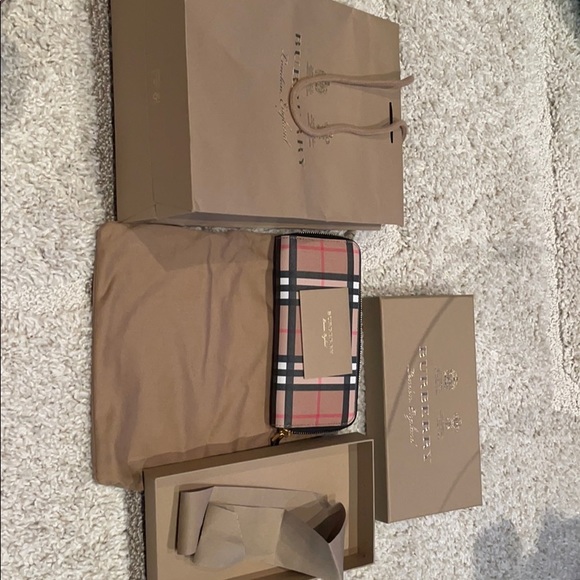 Authentic Burberry zip wallet - Picture 2 of 3